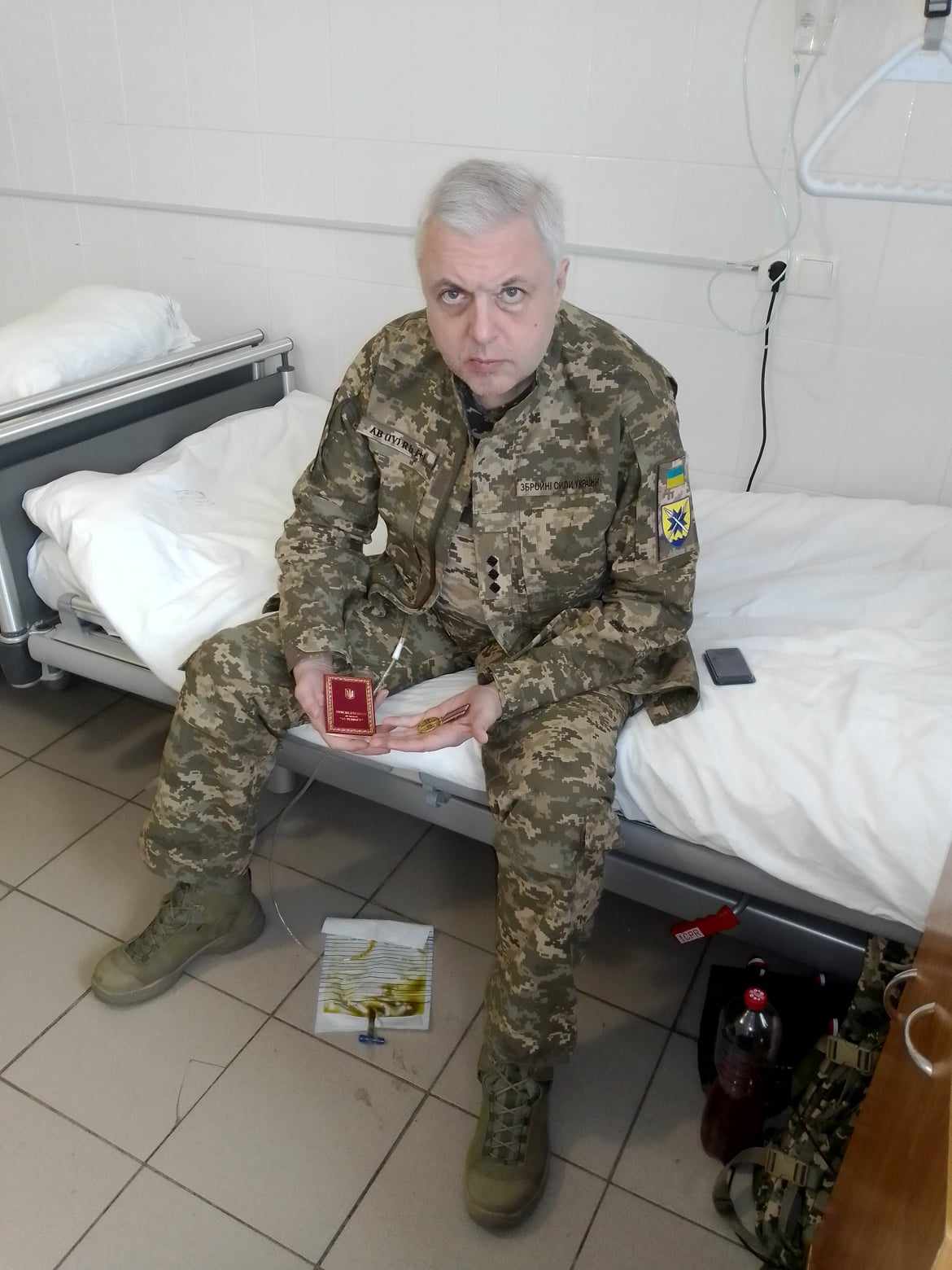 Василий Савин в палате Центра Шалимова после награждения медалью «За отвагу!»